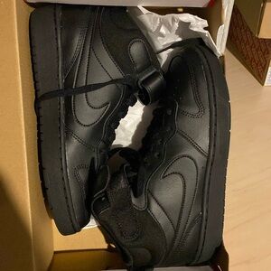 Brand New-Black Nike kids size 6